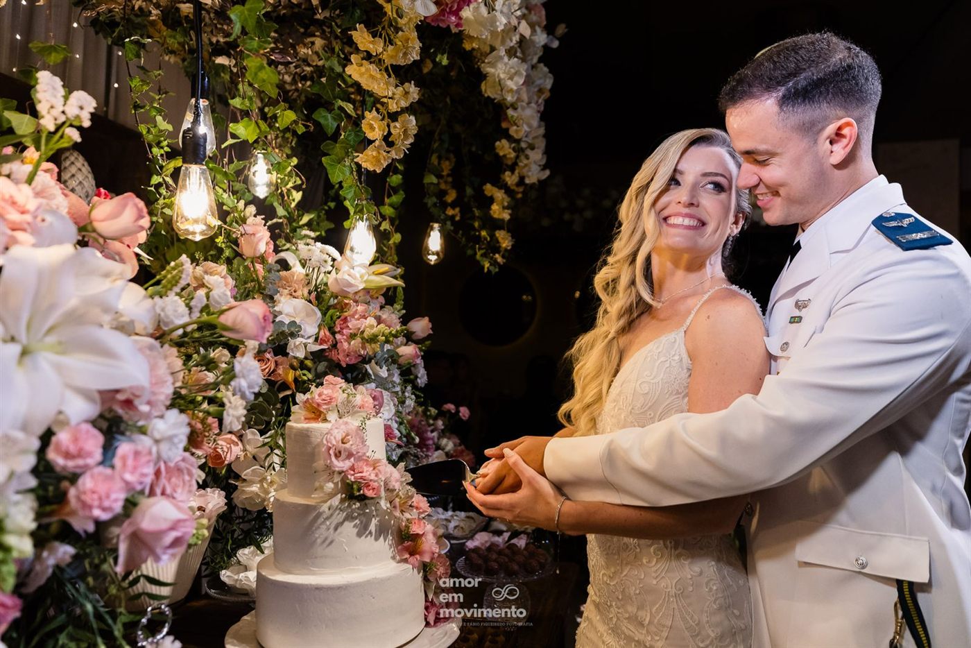 Casal cortando o bolo
