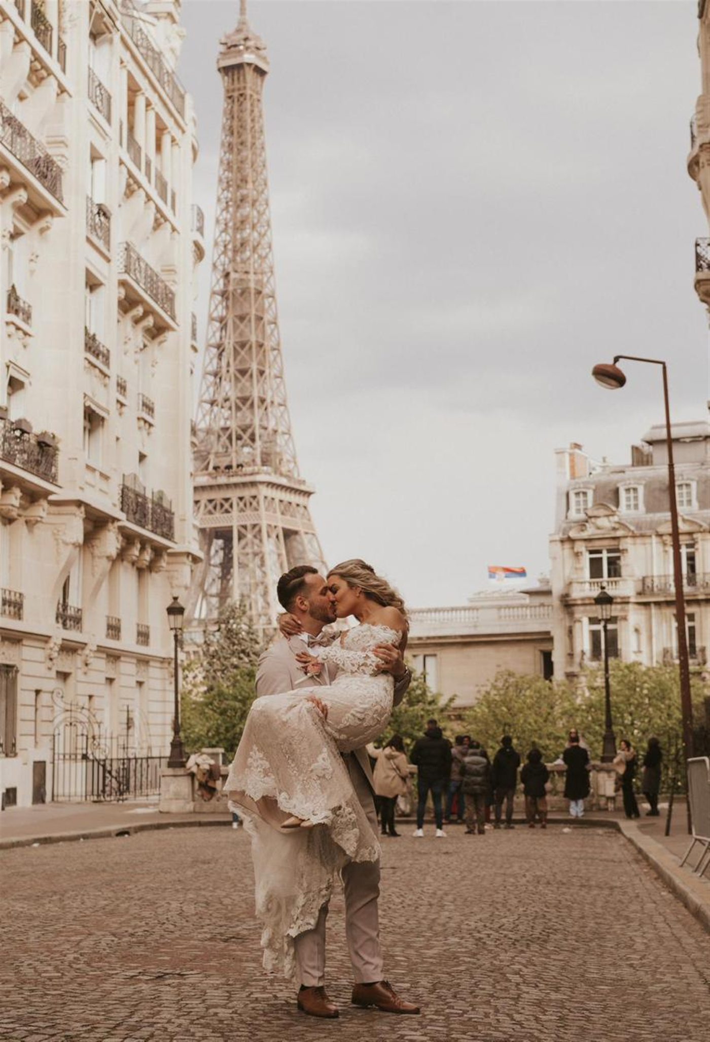 Casal em Paris, com a Torre Eiffel ao fundo